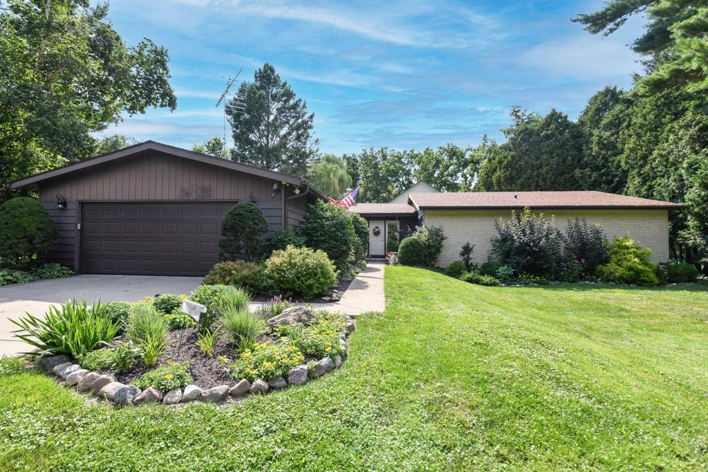 986 Indian Hills ROAD, Fontana, WI 53125