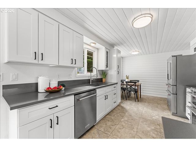 6425 Se HULL Ave, Milwaukie, OR 97267