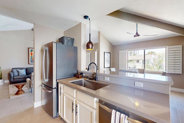 2218 N Sunshine Circle, Palm Springs, CA 92264