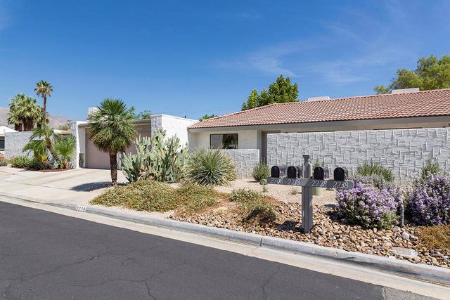2218 N Sunshine Circle, Palm Springs, CA 92264