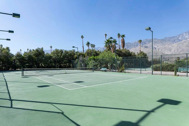 2218 N Sunshine Circle, Palm Springs, CA 92264