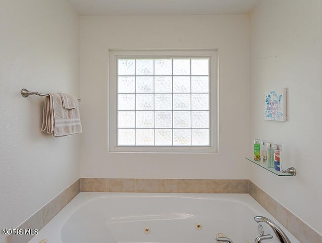 7017 Shadowridge Drive, Waterville, OH 43566