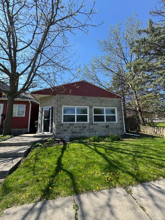 Image 1 of property listing at 122 W Page Street, Sycamore, IL 60178
