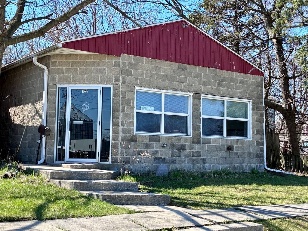 Image 2 of property listing at 122 W Page Street, Sycamore, IL 60178
