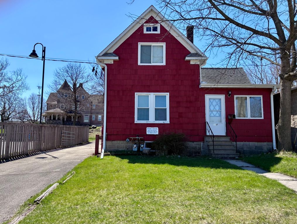 Image 4 of property listing at 122 W Page Street, Sycamore, IL 60178