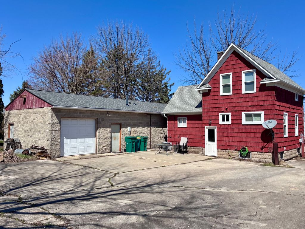 Image 5 of property listing at 122 W Page Street, Sycamore, IL 60178