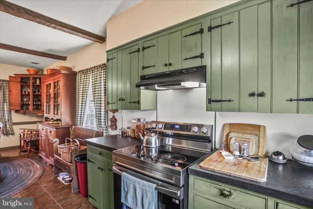 125 HICKORY LN, Hanover, PA 17331