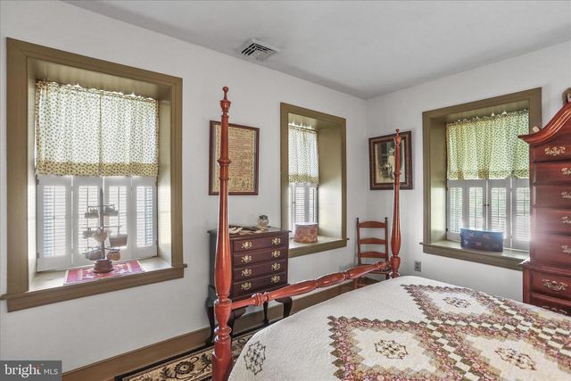 125 HICKORY LN, Hanover, PA 17331