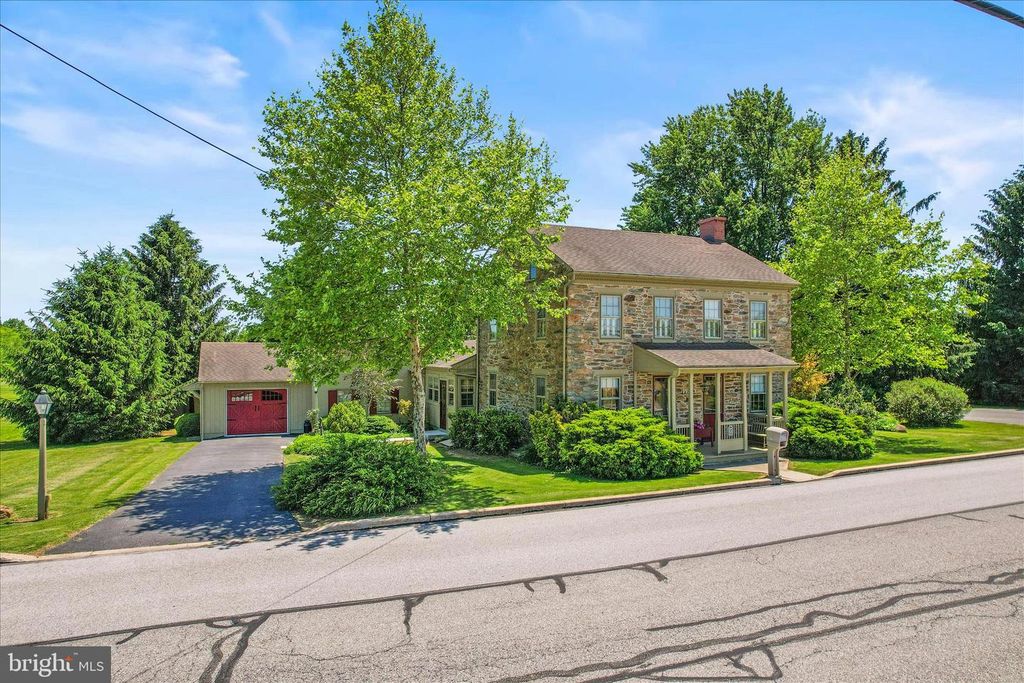 125 HICKORY LN, Hanover, PA 17331
