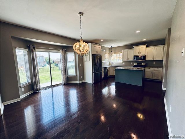 50216 Ashperton Drive, Macomb, MI 48044
