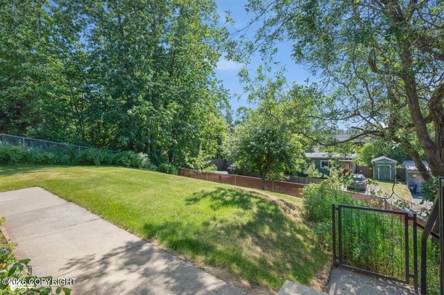 460 Vista Glen Court, Anchorage, AK 99501