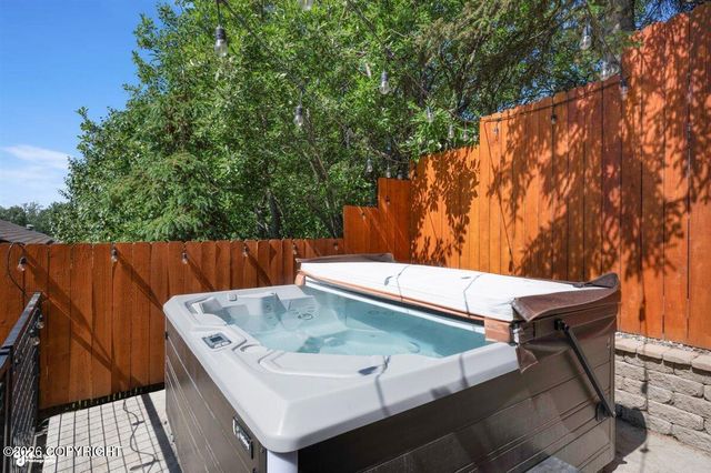 460 Vista Glen Court, Anchorage, AK 99501
