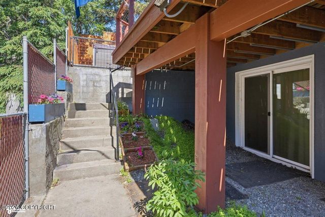 460 Vista Glen Court, Anchorage, AK 99501