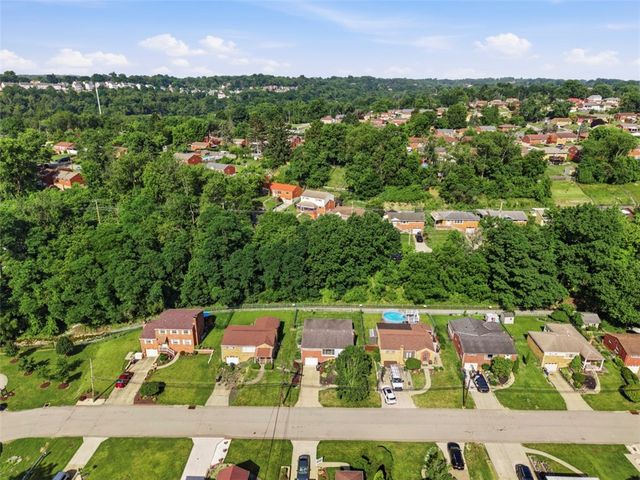 5256 Colewood Dr, Baldwin Boro, PA 15236