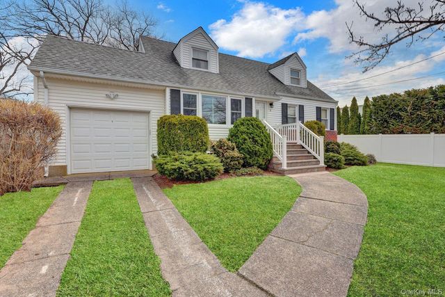 2 Jackson Avenue, Massapequa Park, NY 11762