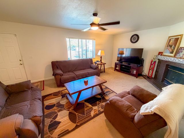 1422 Pinot Dr, Livingston, CA 95334