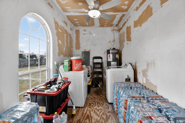 174 Monroe King LN, Elgin, TX 78621