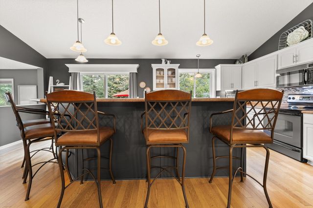 8555 Jorgensen Bay S, Cottage Grove, MN 55016