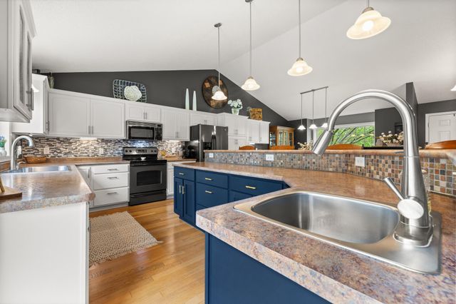8555 Jorgensen Bay S, Cottage Grove, MN 55016