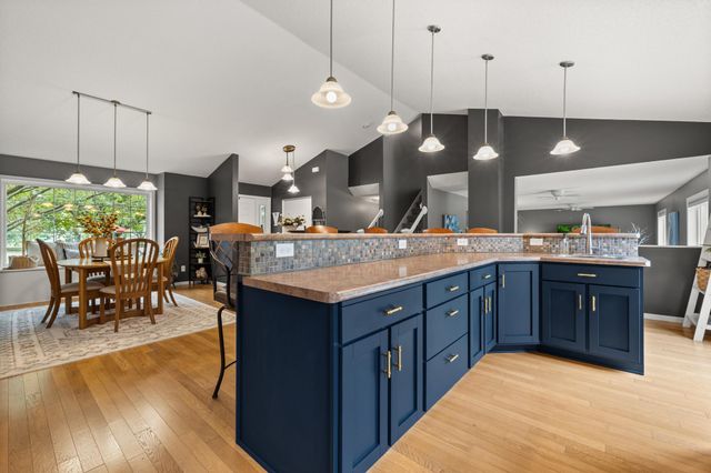 8555 Jorgensen Bay S, Cottage Grove, MN 55016