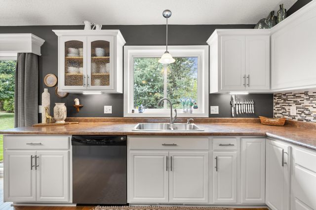 8555 Jorgensen Bay S, Cottage Grove, MN 55016