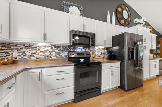 8555 Jorgensen Bay S, Cottage Grove, MN 55016