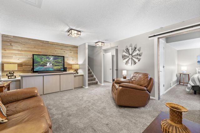 8555 Jorgensen Bay S, Cottage Grove, MN 55016