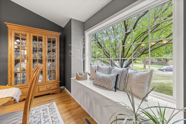 8555 Jorgensen Bay S, Cottage Grove, MN 55016