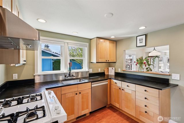 8752 2nd Avenue NW, Seattle, WA 98117