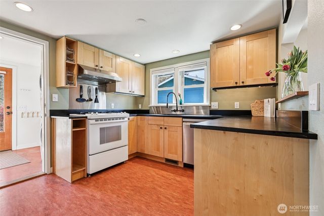 8752 2nd Avenue NW, Seattle, WA 98117