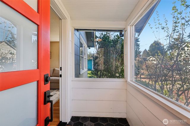 8752 2nd Avenue NW, Seattle, WA 98117