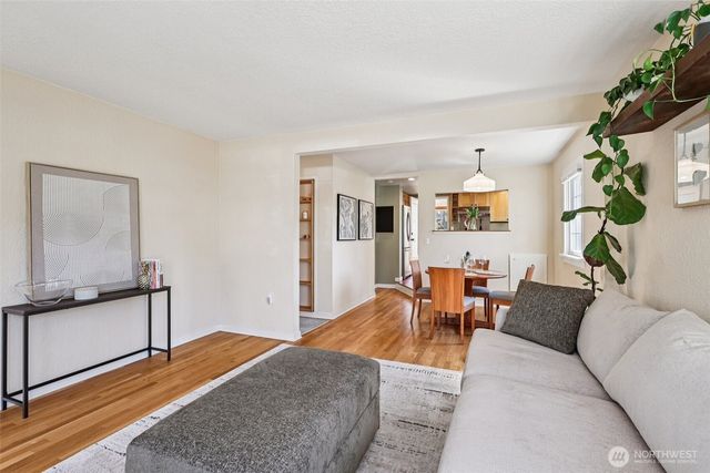 8752 2nd Avenue NW, Seattle, WA 98117