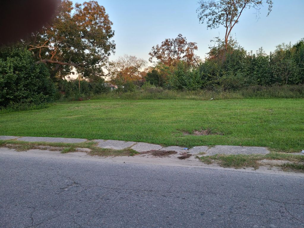 Image 4 of property listing at 1428 AUGUSTA Avenue, Augusta, GA 30901