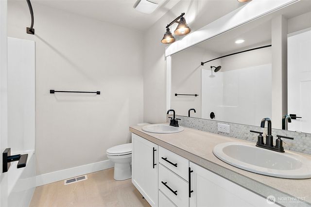 14228 SE 284th Place, Kent, WA 98042