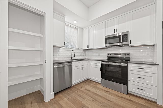 324 Clearwater Street A-B, Houston, TX 77029