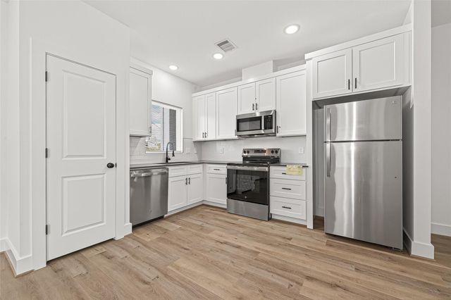 324 Clearwater Street A-B, Houston, TX 77029