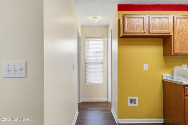 7927 Grand Cascade Dr, Louisville, KY 40228