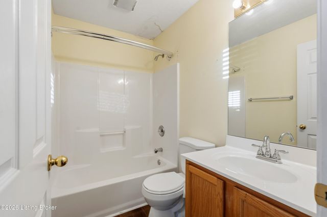 7927 Grand Cascade Dr, Louisville, KY 40228