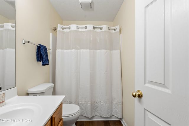 7927 Grand Cascade Dr, Louisville, KY 40228