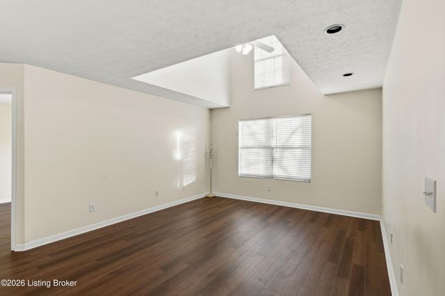 7927 Grand Cascade Dr, Louisville, KY 40228