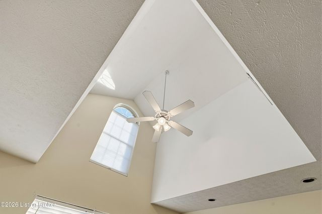 7927 Grand Cascade Dr, Louisville, KY 40228