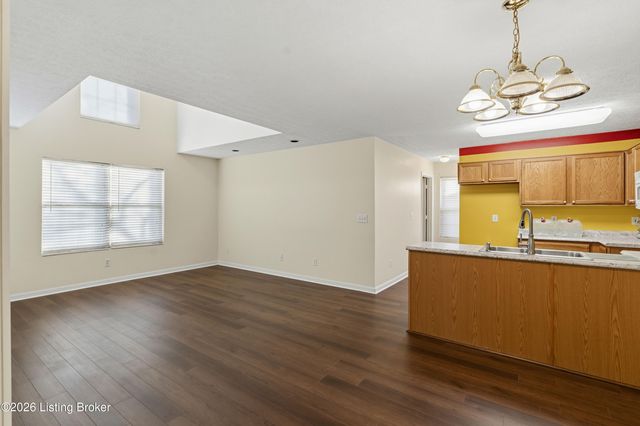 7927 Grand Cascade Dr, Louisville, KY 40228