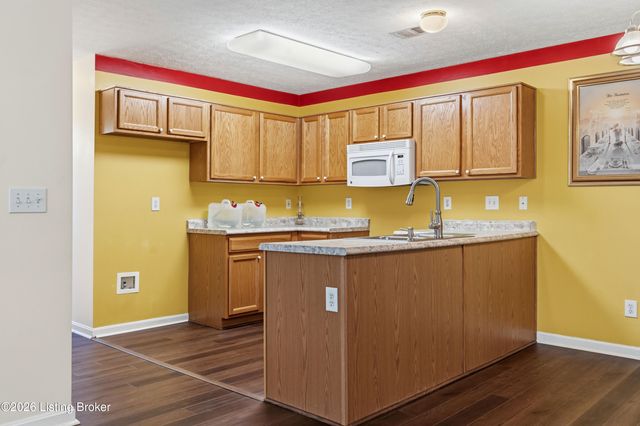 7927 Grand Cascade Dr, Louisville, KY 40228