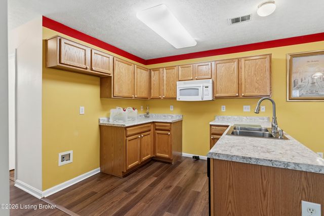 7927 Grand Cascade Dr, Louisville, KY 40228