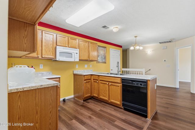 7927 Grand Cascade Dr, Louisville, KY 40228