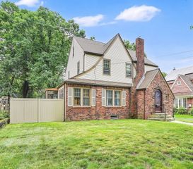 33 Olmsted Dr, Springfield, MA 01108
