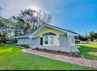 1102 Pearl River Avenue, Mccomb, MS 39648