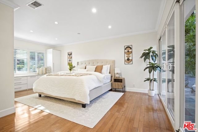 2452 N Altadena Drive, Altadena, CA 91001