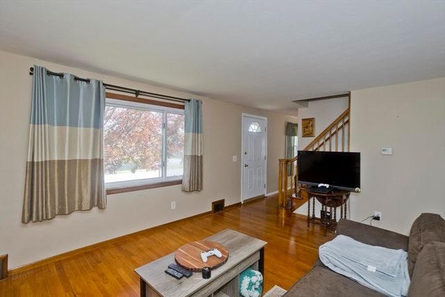 93 Moss Rd, Springfield, MA 01119