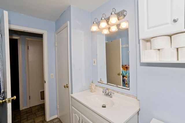 93 Moss Rd, Springfield, MA 01119
